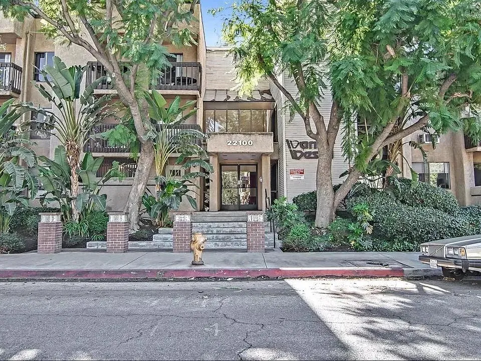 22100 Burbank Blvd #332