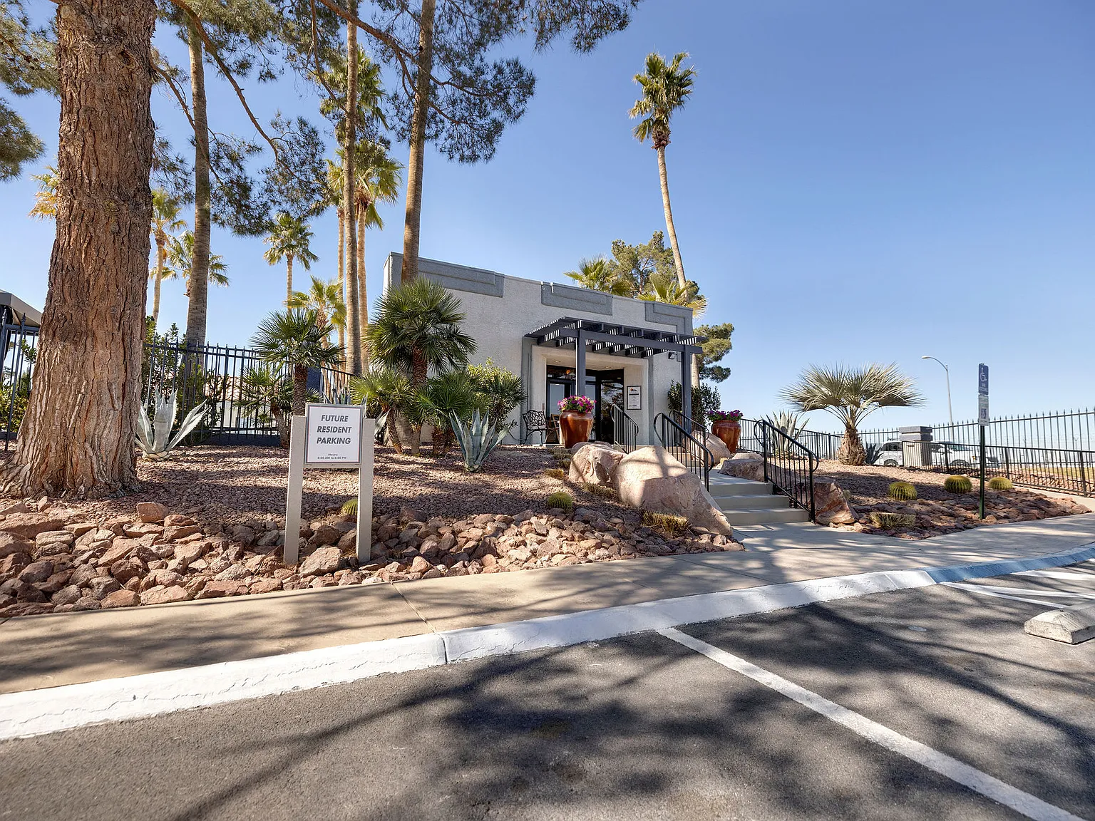 Sunset Pointe Apartments — Photo 4