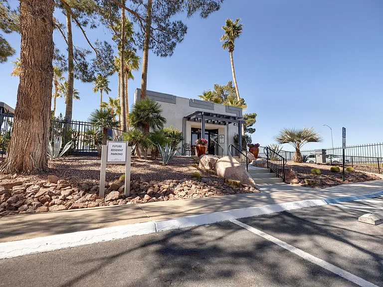 Sunset Pointe Apartments — Photo 4