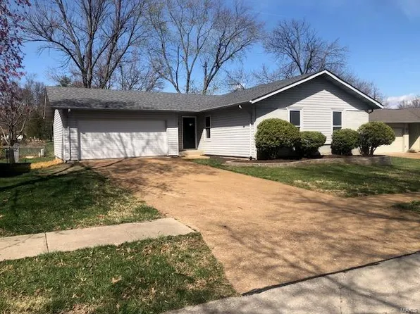 305 Oakfield Dr, Ballwin, MO 63021