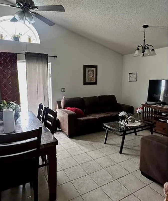 3 bed, 2.0 bath, 1104 sqft, $2,300 — Photo 2