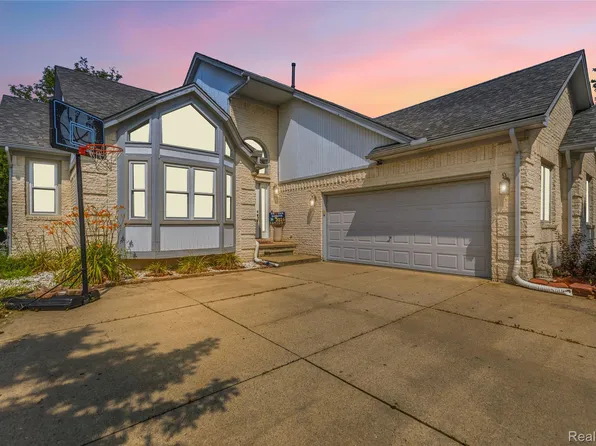 52279 Matterhorn Dr, Macomb, MI 48042