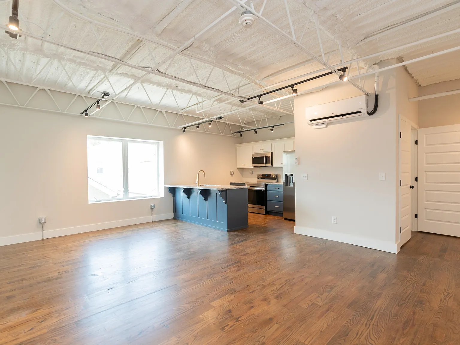 1 bed, 1.0 bath, 900 sqft, $1,675 — Photo 1