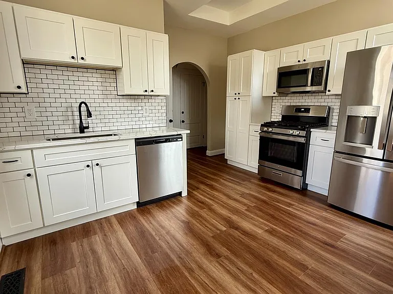 415 Considine Ave — Photo 4