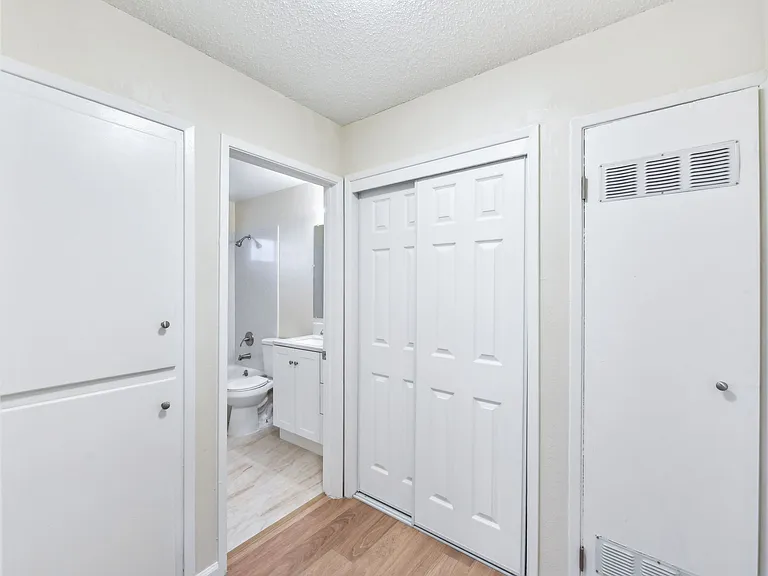 ROCKINGHAM APARTMENTS — Photo 15