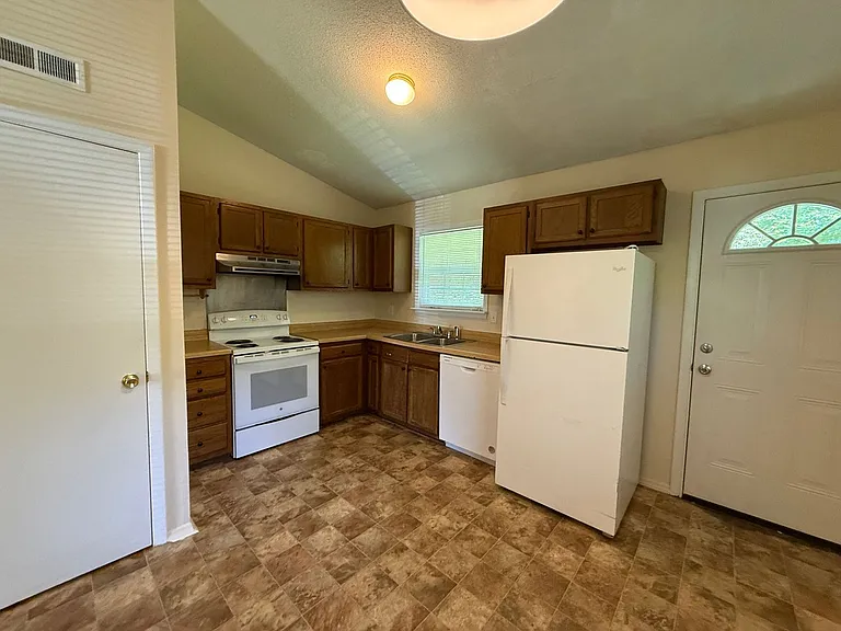 136 Village Ct — Photo 5