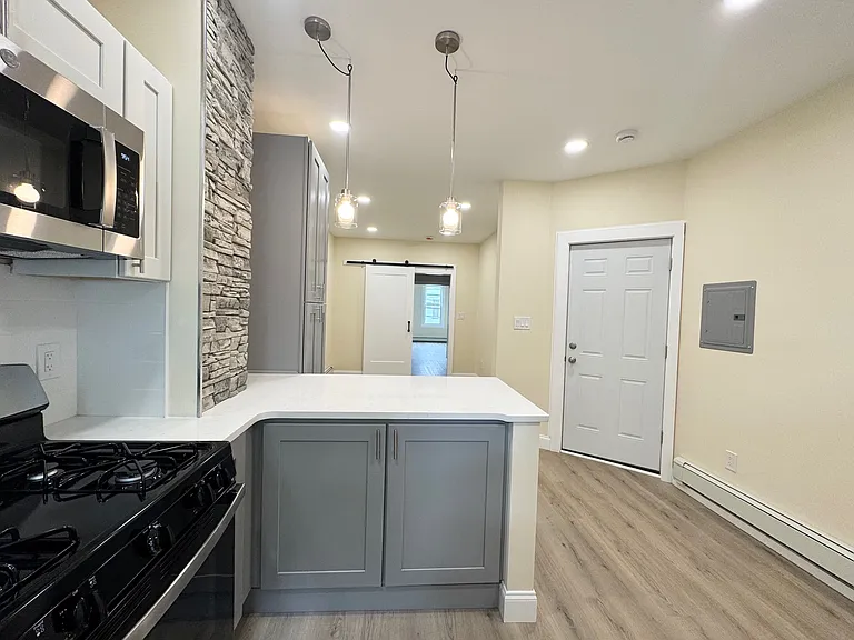 1166 Summit Ave #2R — Photo 8