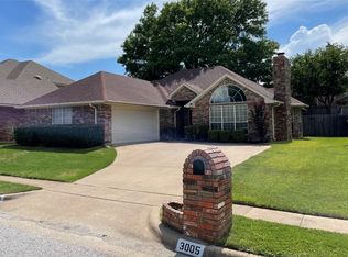 3005 Clairemont Ln, Euless, TX 76039