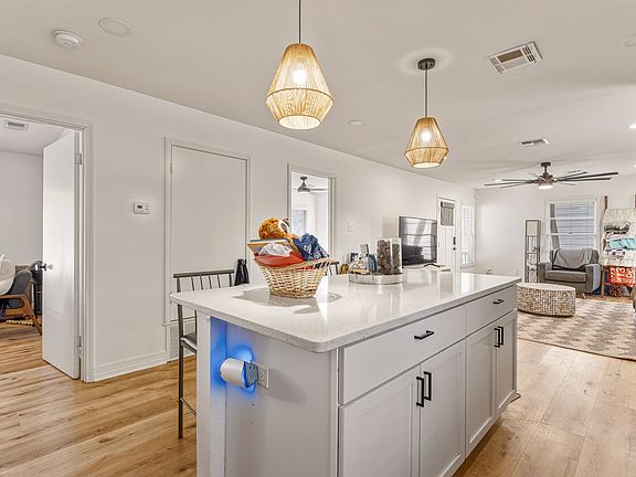 4th image of 3921 Maple Ave