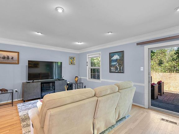 4th image of 4408 Airlie Way