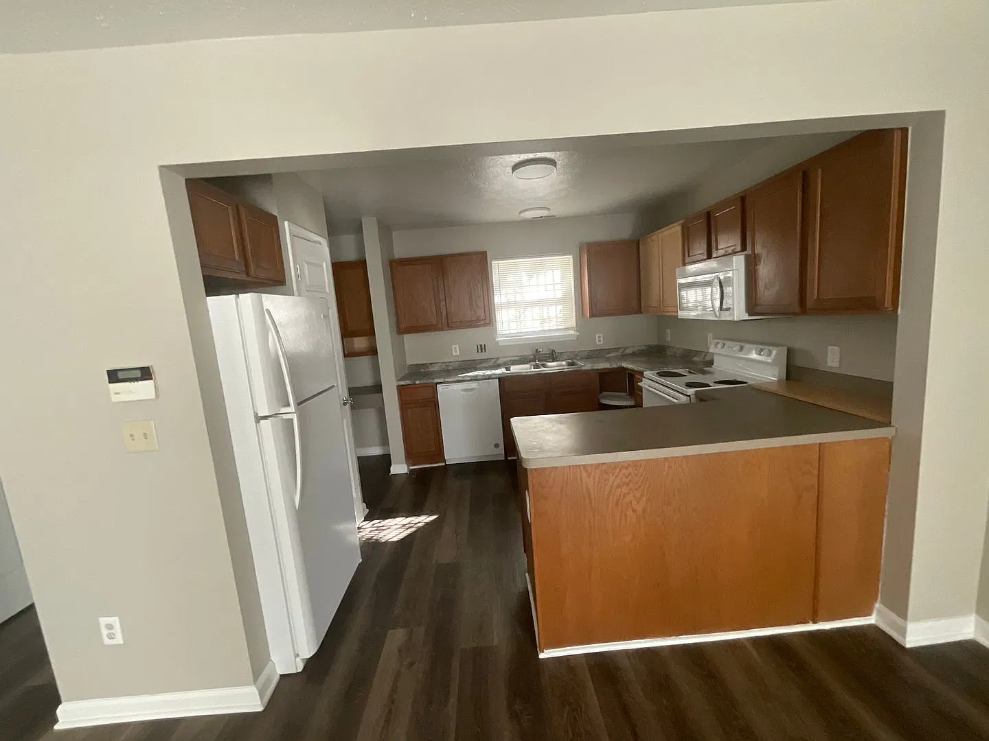 3 Bedroom, 1.5 Bathroom Single House — Photo 3