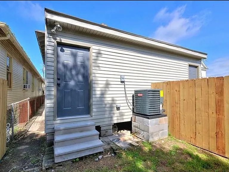 1819 Fern St — Photo 6