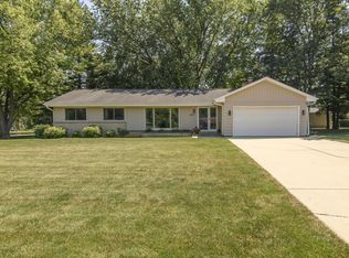 8801 W Dosie Ave, Greenfield, WI 53228