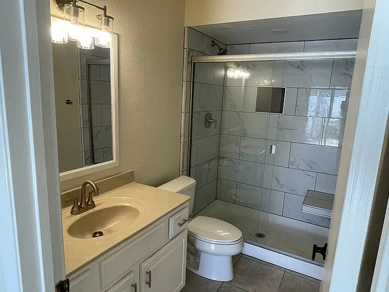 1014 E Michelle Dr — Photo 7
