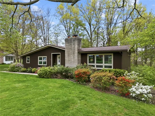 3300 Rosemary Ln, Hermitage, PA 16148