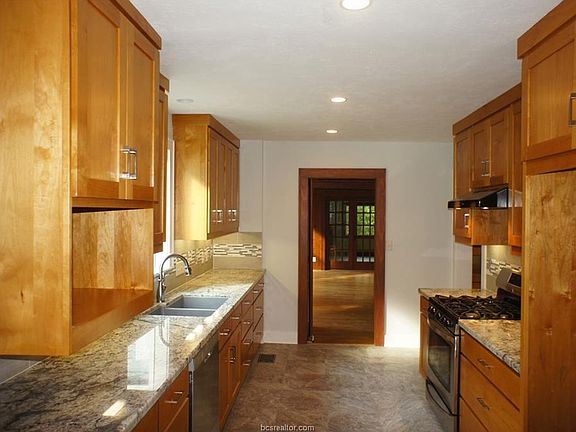 4th image of 715 Park Pl