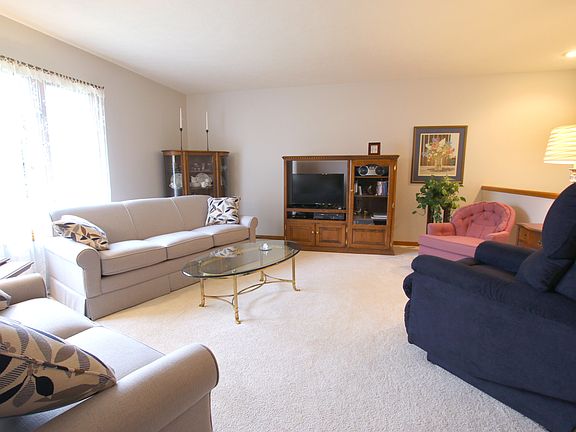 3rd image of 842 Harvest Dr