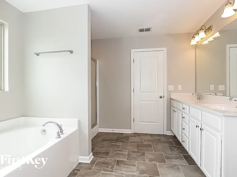 3241 Mapleside Ln — Photo 8