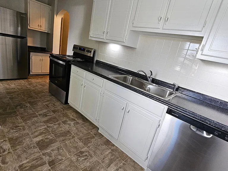 6052 N Park Ave — Photo 4