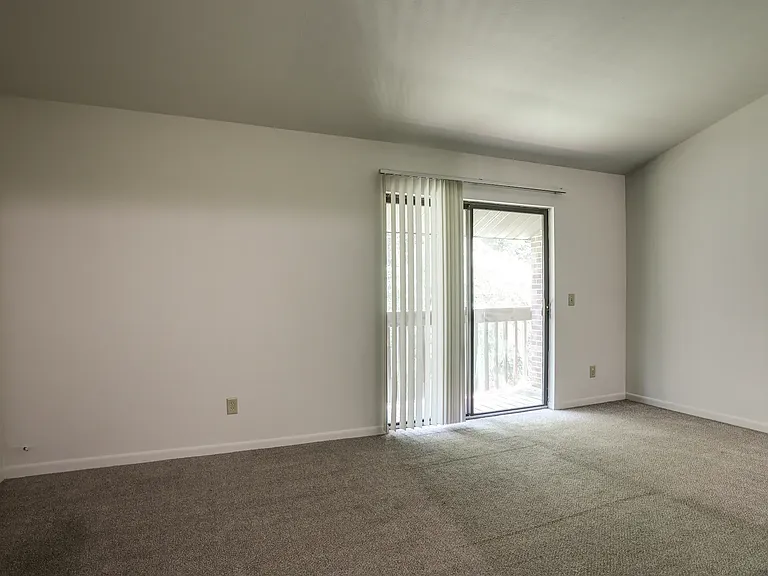 Woodfield & Arlington Apartments — Photo 15