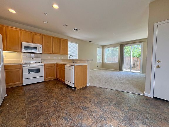 5th image of 546 Almanor St