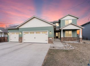 610 Emmett Trl, Harrisburg, SD 57032