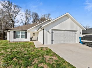 2033 Lakeview, Carthage, MO 64836