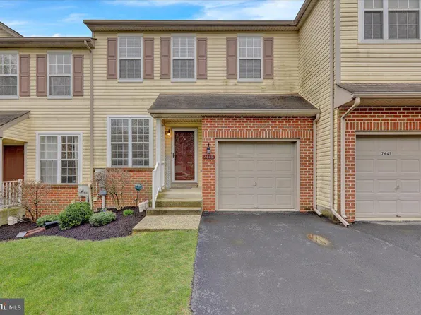 7649 S Cross Creek Cir, Breinigsville, PA 18031