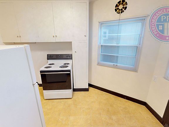 5th image of 2222 NE Pacific St #A-m