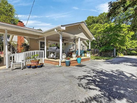 3rd image of 323 Workman Ave