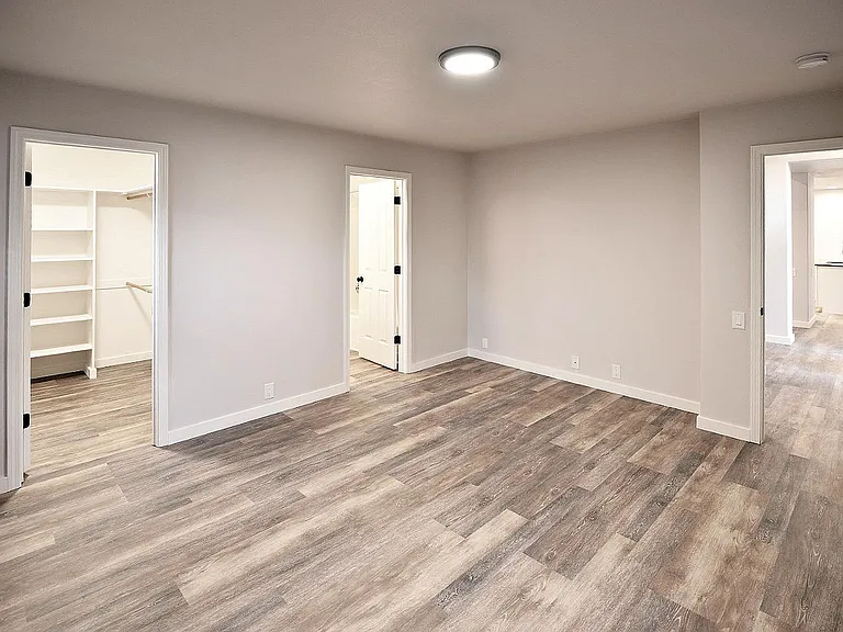 2340 N Warwick Ave — Photo 17