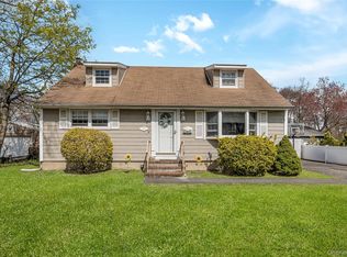 384 S 11th Street, Lindenhurst, NY 11757
