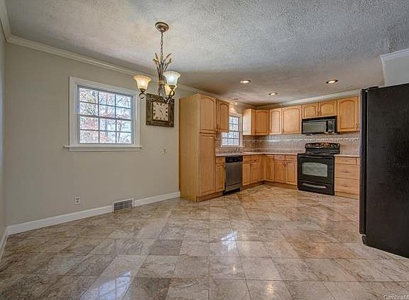 5th image of 1636 Carolina Cir #23