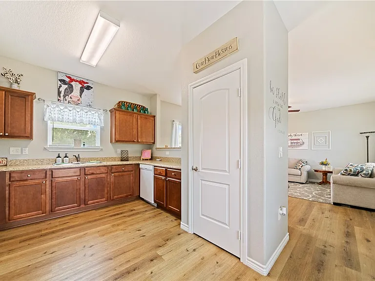 1109 W Nelson Ave — Photo 7