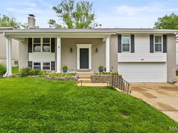 1064 Pinrun Dr, Ballwin, MO 63011