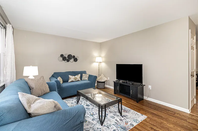 Fully Furnished 2BR Town Home All inclusive — Photo 4