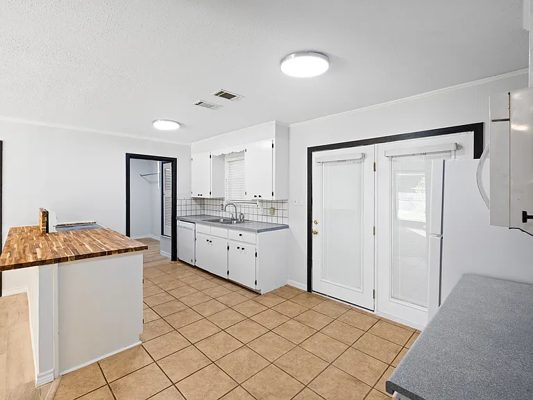 417 Carroll Ave — Photo 8