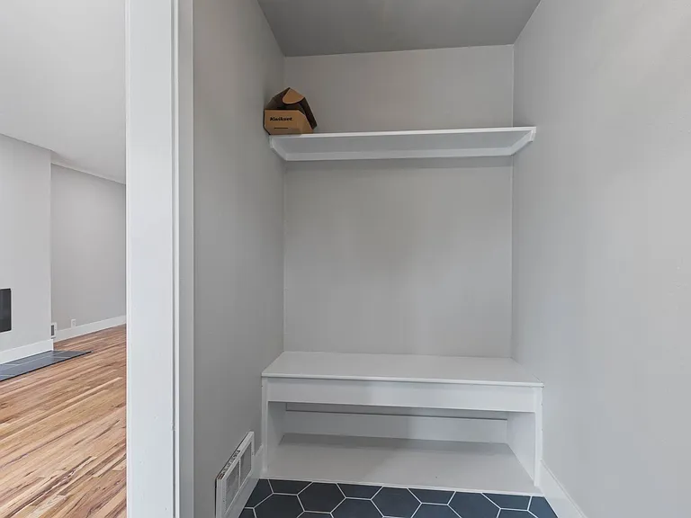 B345AG — Photo 8