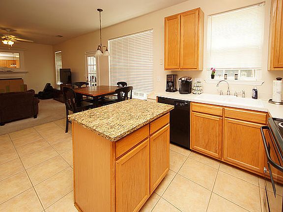 5th image of 215 Ashford Cir
