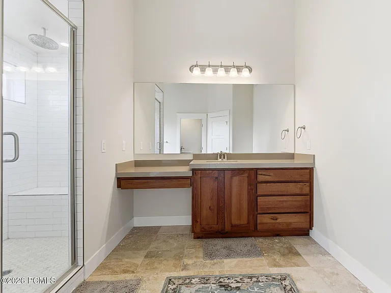 415 E Earl St — Photo 38