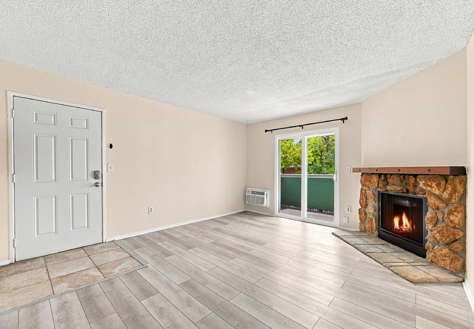2 bed, 1.0 bath, 817 sqft, $1,341 — Photo 4