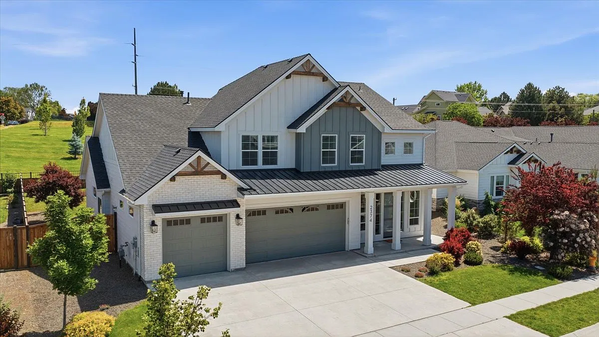 4 bed, 2.5 bath, 2880 sqft, $3,400 — Photo 3