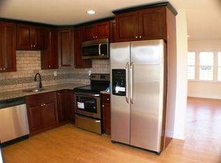 32 Cloister Rd, Levittown, PA 19057