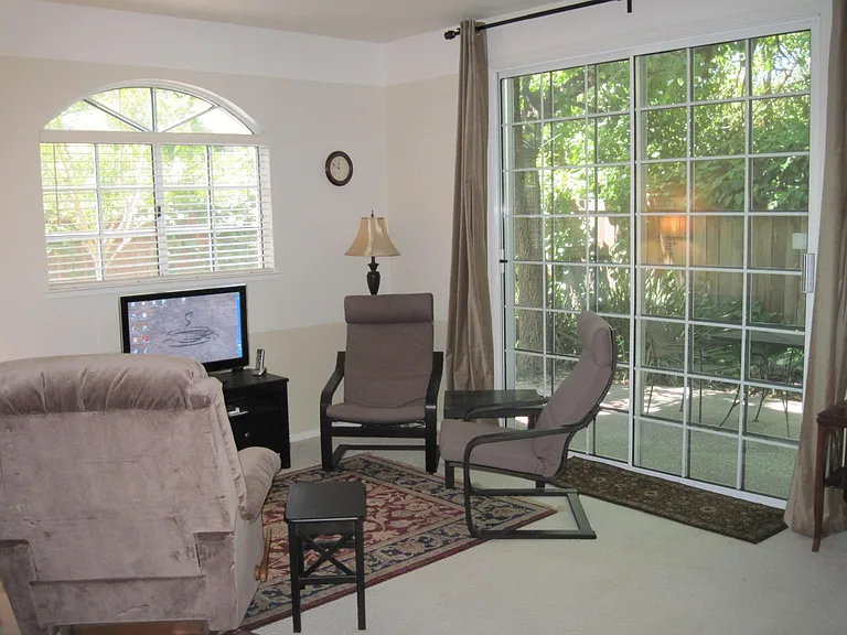 1049 Bell St #1 — Photo 2