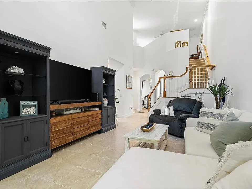 1945 Bridgepointe Cir