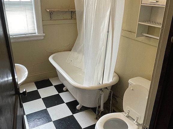 5th image of 517 Asbury St APT 9