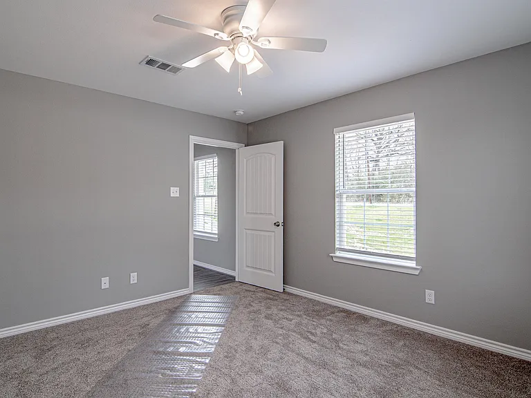 100 Shorewood Dr — Photo 10