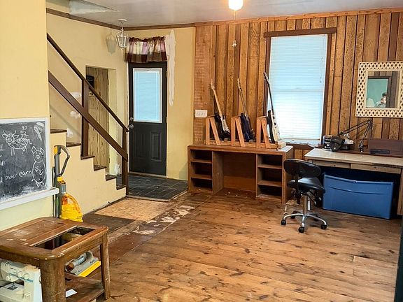 4th image of 221 Clark St