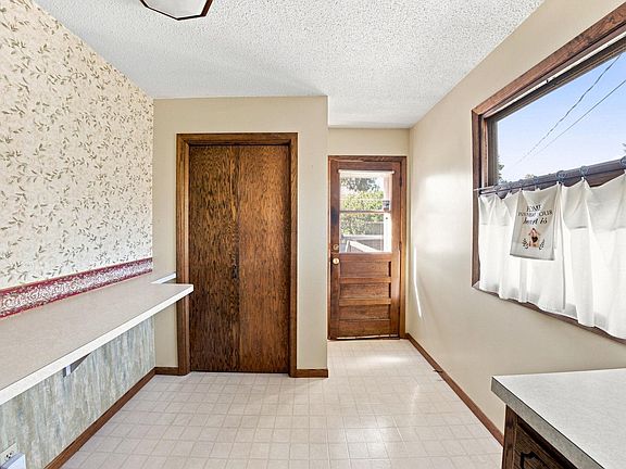 5th image of 4044 31st Ave S