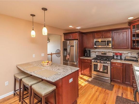 2nd image of 20 Rebecca Dr